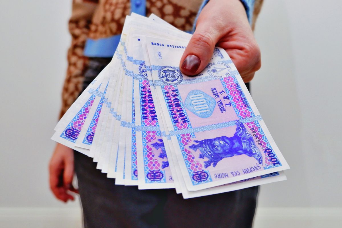 Salariul mediu pe economie din Republica Moldova va depăși 17 000 de lei în 2026