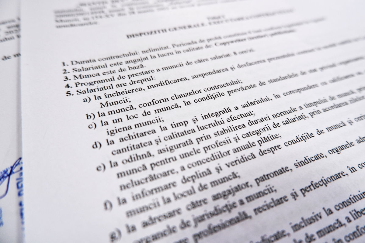 Ce trebuie să conțină contractul individual de muncă: ghid pentru muncitorii din Moldova