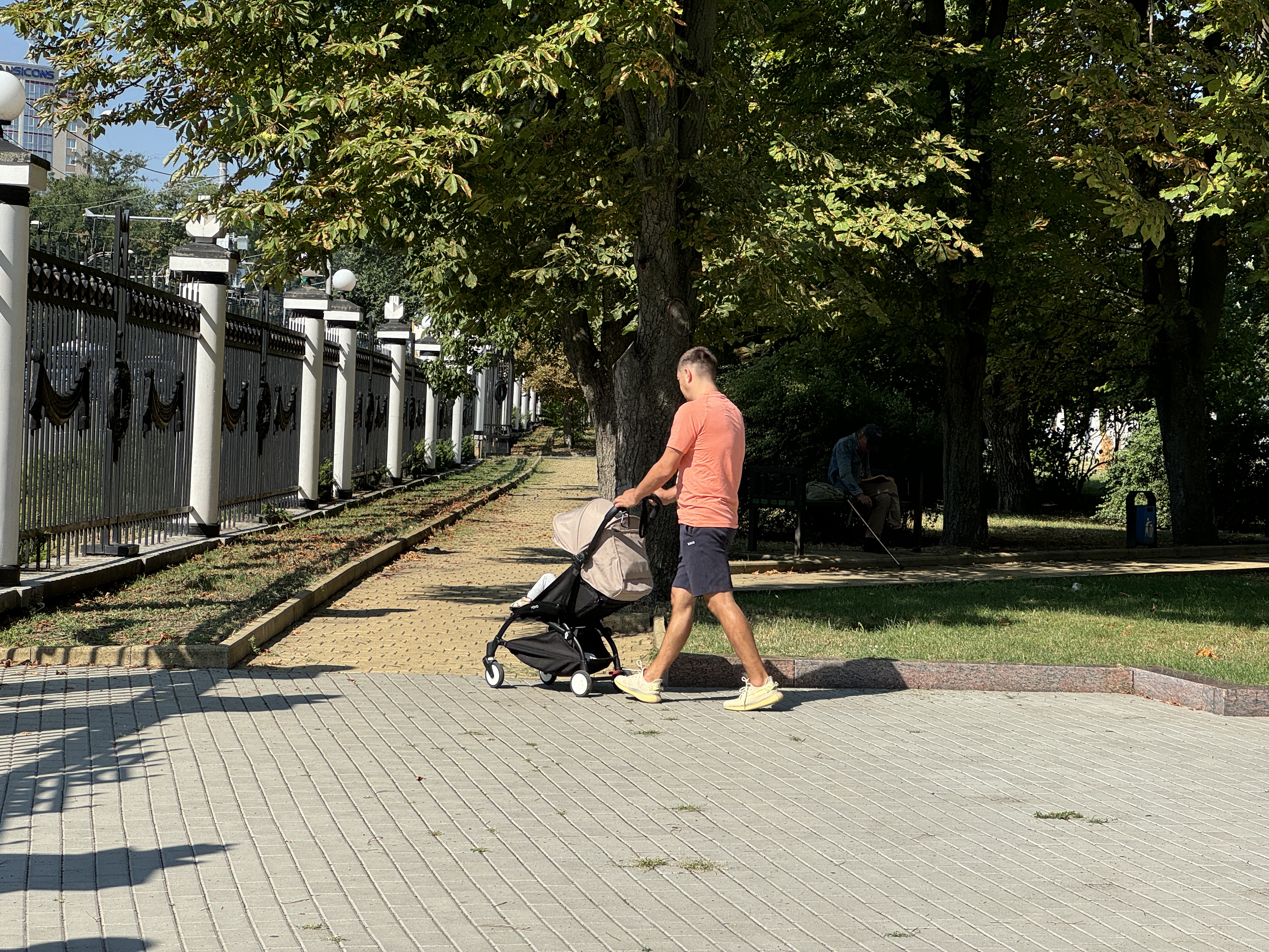 În Moldova, tații ar putea fi obligați să ia concediu pentru îngrijirea copilului. Altfel, familia va pierde o parte din indemnizație 