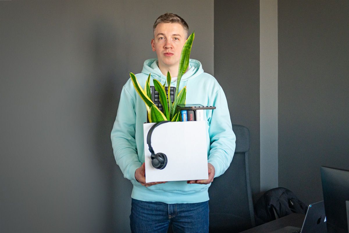 Всё об увольнении: по собственному желанию, принудительно, сколько отрабатывать и какие выплаты требовать