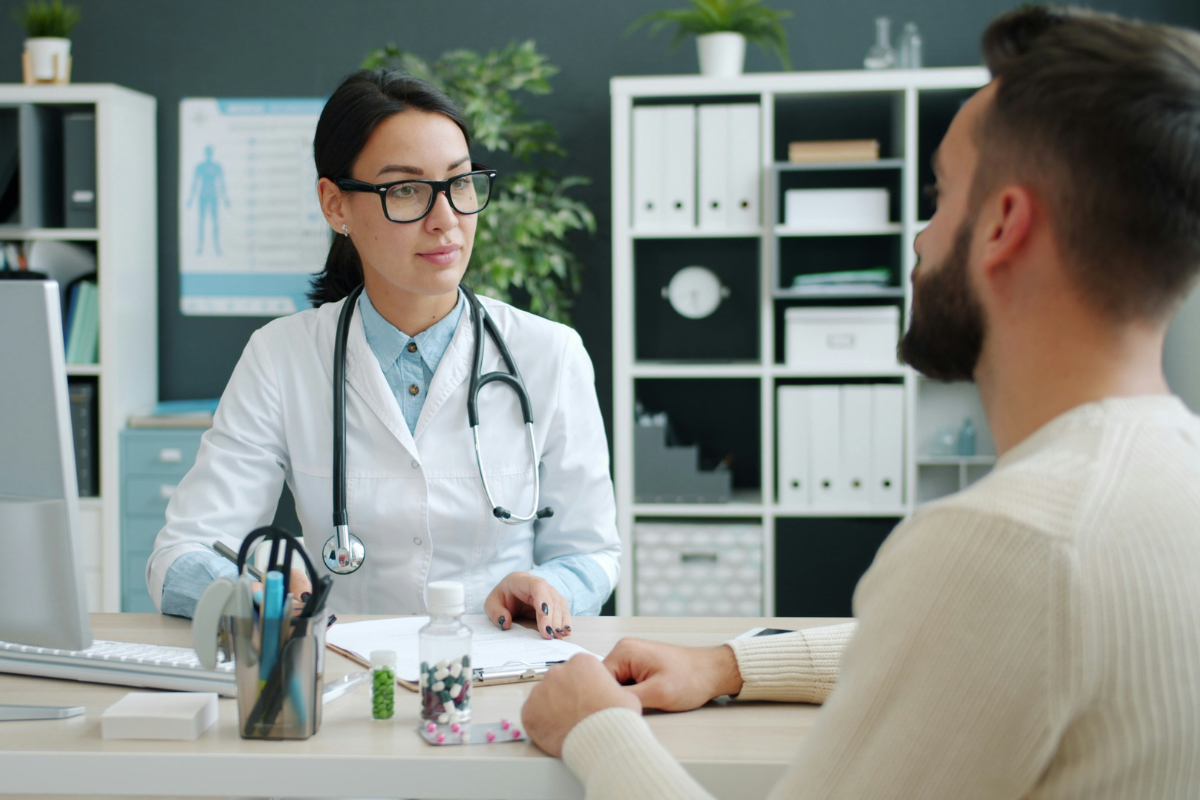 Обязательные медосмотры работников: кто их обязан проходить и кто платит?