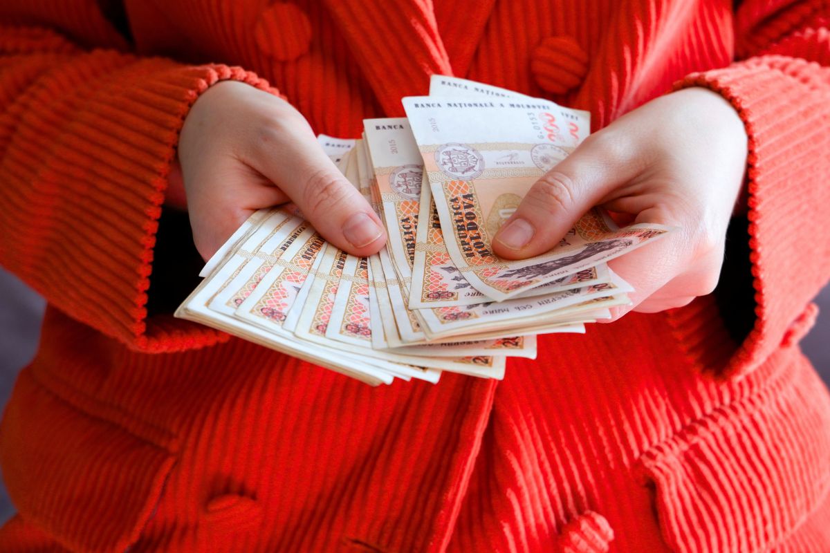 Noua lege a salarizării bugetarilor din Moldova: se propune reducerea premiilor anuale și unice